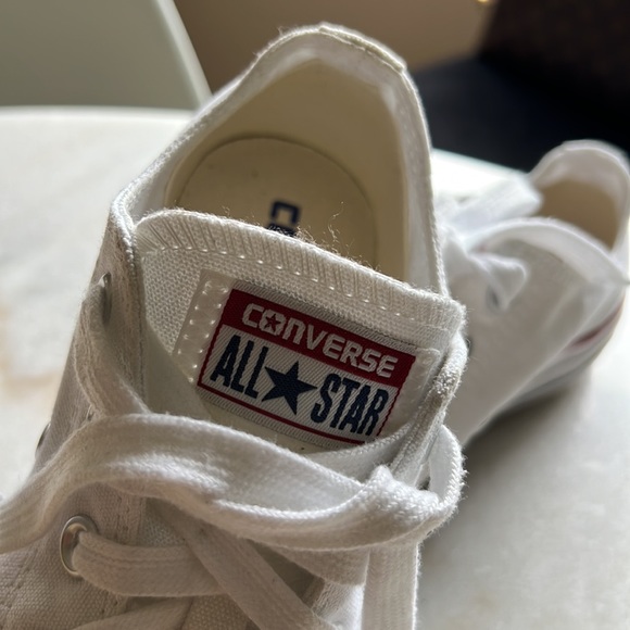 Canvas upper is lightweight and durable.
The timeless silhouette. - Picture 4 of 5